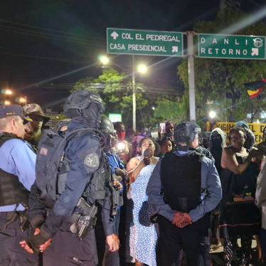 El Campamento Campamento Feminista Viva Berta fue instalado por la organización en alianza con diversos movimientos sociales del país, como una acción de protesta pacífica para exigir al Estado hondureño el respeto de los derechos del pueblo Garífuna, en particular el cese de la criminalización de cinco personas defensoras de la comunidad de San Juan, Tela.