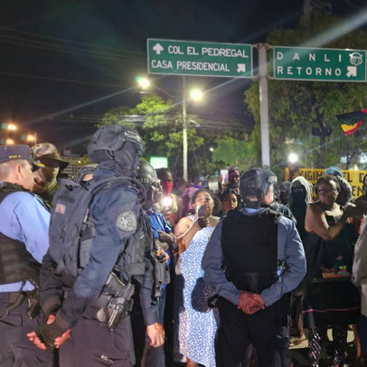 El Campamento Campamento Feminista Viva Berta fue instalado por la organización en alianza con diversos movimientos sociales del país, como una acción de protesta pacífica para exigir al Estado hondureño el respeto de los derechos del pueblo Garífuna, en particular el cese de la criminalización de cinco personas defensoras de la comunidad de San Juan, Tela.